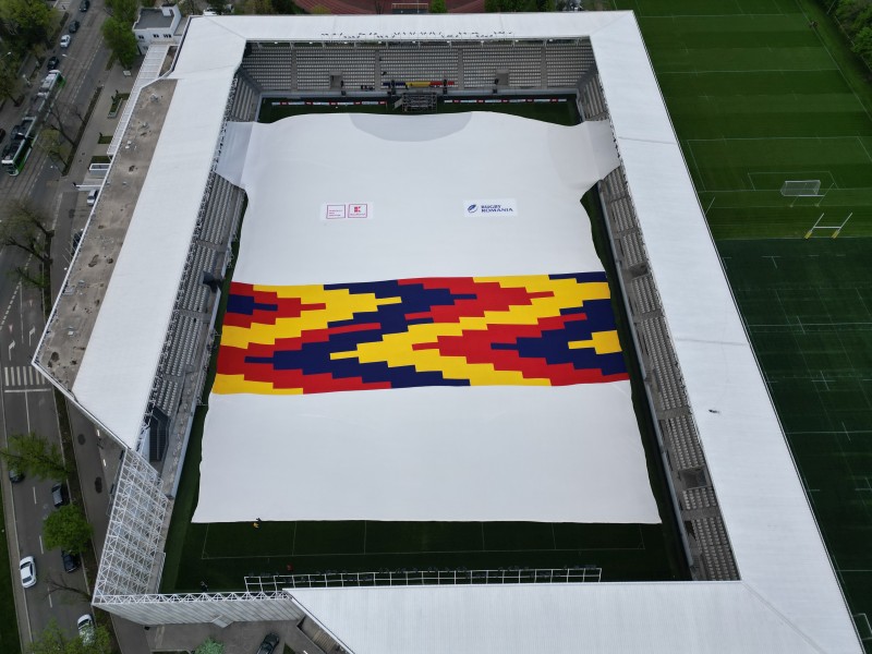 ROMÂNIA: Întins pe gazonul stadionului „Arcul de Triumf”, ”Tricou de Uriaș” a intrat în „Cartea Recordurilor”