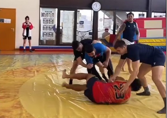 ROMÂNIA / ECHIPA NAȚIONALĂ DE SENIORI: Stejarii s-au pregătit cu doi antrenori români de lupte din Paris