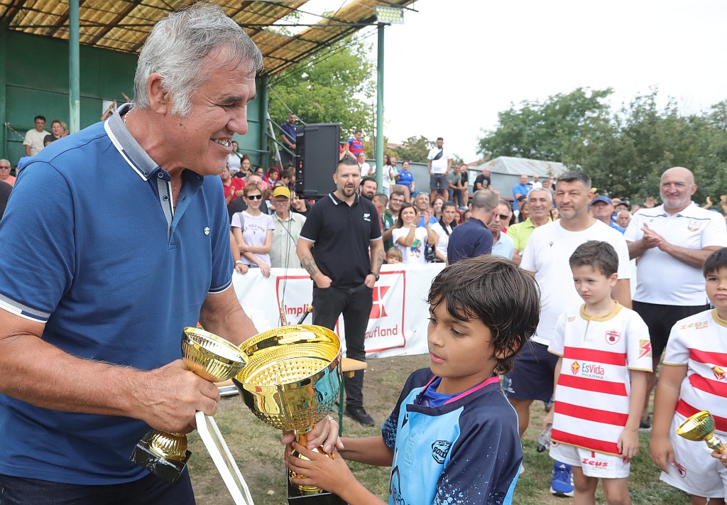 ROMÂNIA / ISTORIE: Fostul internațional Gheorghe Dumitru a rămas aproape de rugby, asistând la turneele de mini-rugby / VIDEO