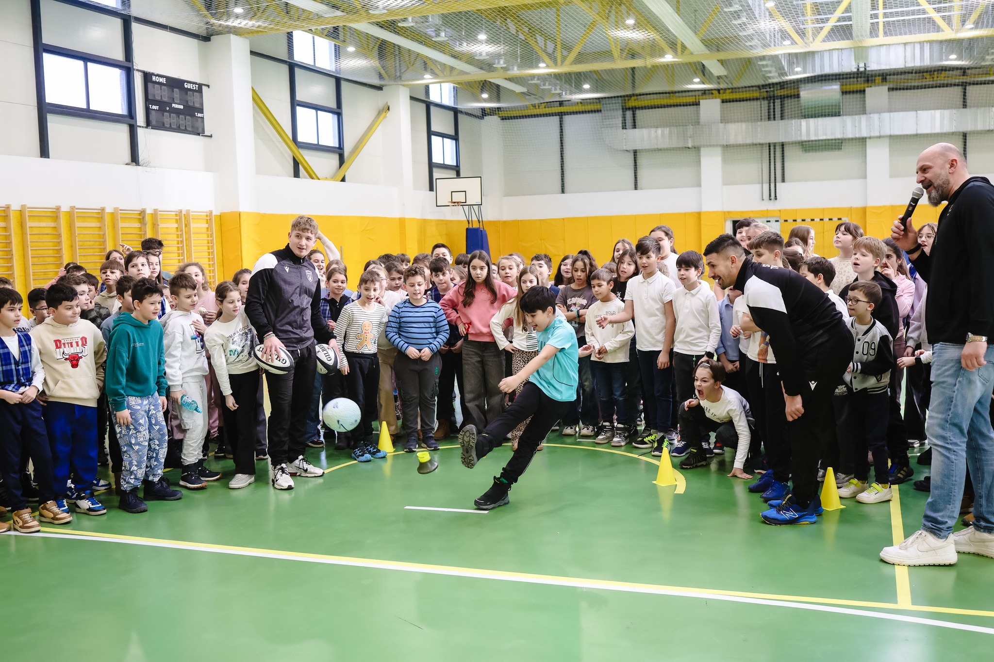 ROMÂNIA / ECHIPE DE SENIORI: Daniel Plai și David Bălan le-au predat o lecție de rugby elevilor din Timișoara