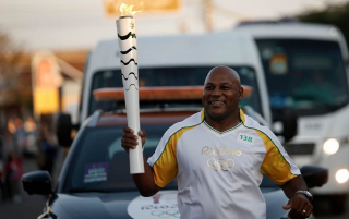 Chester Williams a purtat torta olimpica in Brazilia