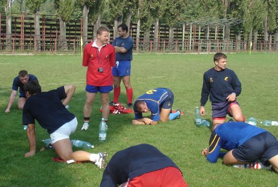 Profesorul Dan Badea supravegheaza sedinta fizica