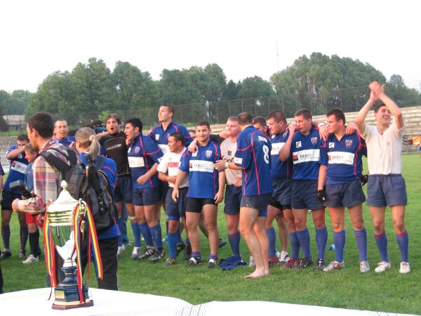 Trofeul ii asteapta pe stelisti