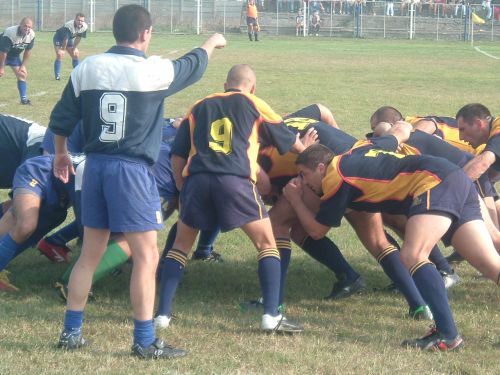 Doua echipe in lupta pentru un balon