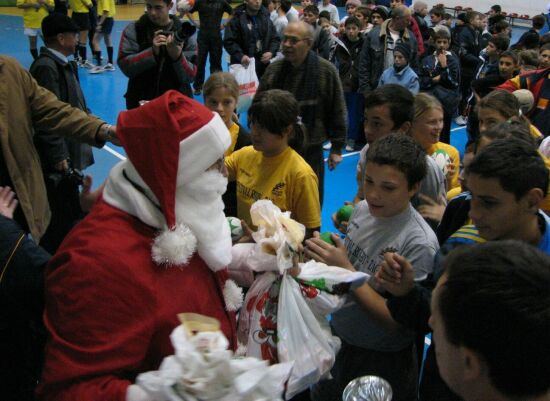 Mos Craciun a impartit darurile