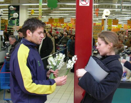 Aripa Dorin Manole a prins curaj si imparte flori