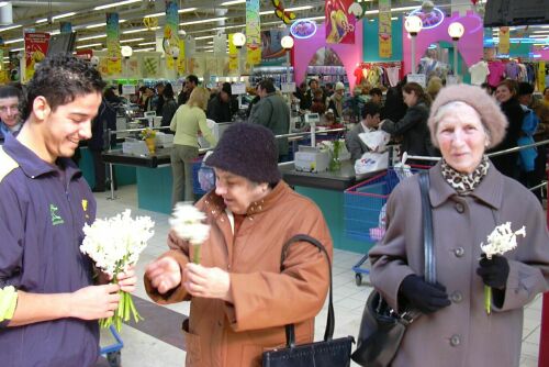 Adrian Matei le-a impresionat pe doamnele carora le-a daruit flori